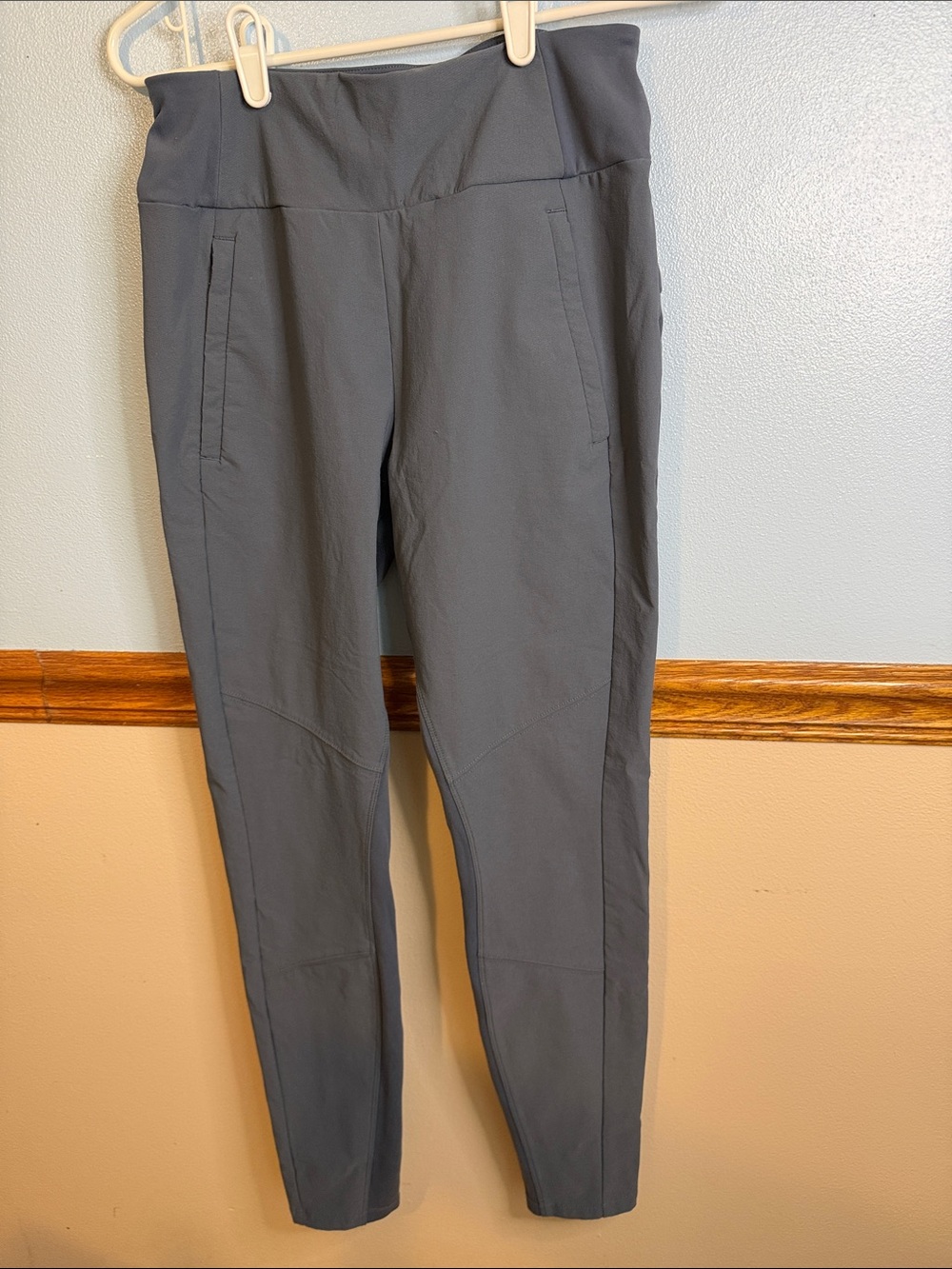 Athleta Headlands Hybrid Trek Tight Gray - Size 8